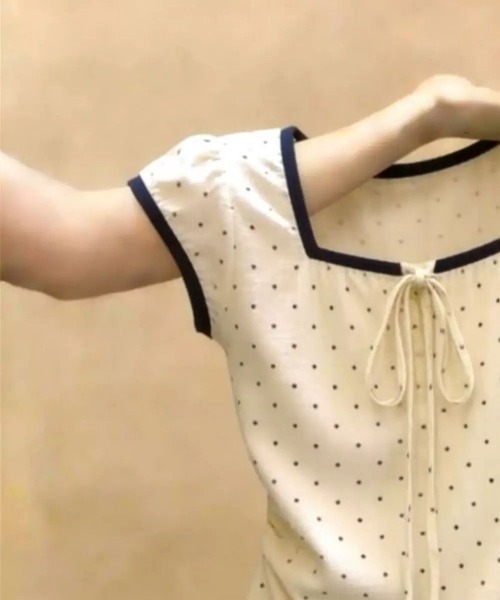 LUCPY(ラクピー)の「配色パイピング ドットリボントップス(その他トップス・レディース・ホワイト・XX-LARGE/X-LARGE/LARGE/MEDIUM)」の2枚目の写真