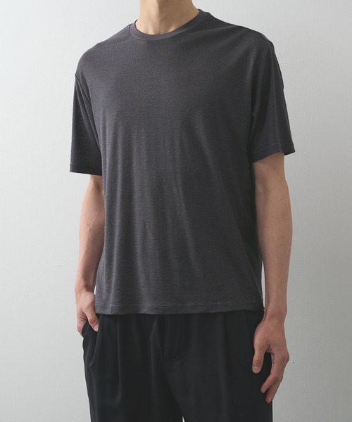 markaware(マーカウェア)の「【marka/マーカ】ラミー天竺 / クルーネックTee / CREW NECK TEE(Tシャツ/カットソー・メンズ・ダークグレー/ブラック・2/1)」の7枚目の写真