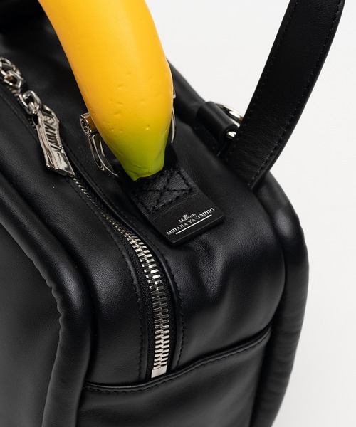 Maison MIHARA YASUHIRO（メゾンミハラヤスヒロ）の「"TOY" Banana Handle Square Leather Mini Bag（ショルダーバッグ・メンズ・ブラック・FREE）」の5枚目の写真