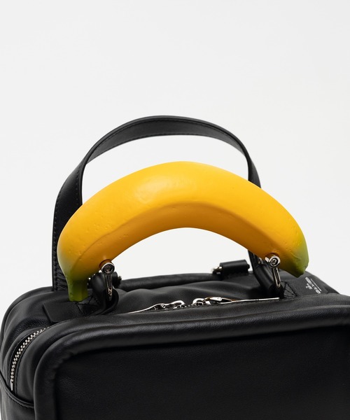 Maison MIHARA YASUHIRO（メゾンミハラヤスヒロ）の「"TOY" Banana Handle Square Leather Mini Bag（ショルダーバッグ・メンズ・ブラック・FREE）」の6枚目の写真