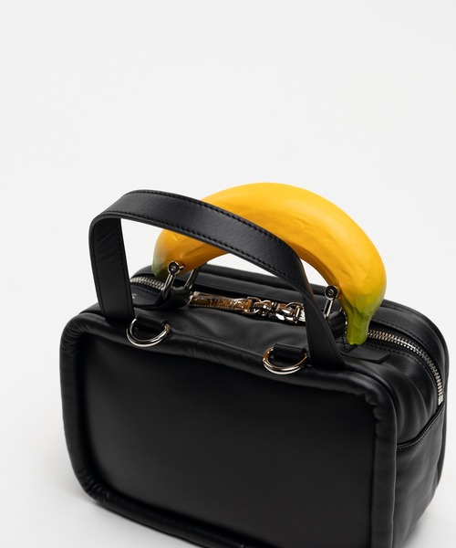 Maison MIHARA YASUHIRO（メゾンミハラヤスヒロ）の「"TOY" Banana Handle Square Leather Mini Bag（ショルダーバッグ・メンズ・ブラック・FREE）」の7枚目の写真