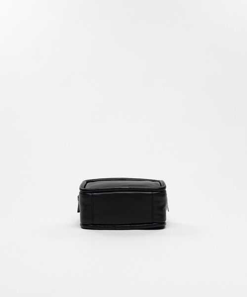 Maison MIHARA YASUHIRO（メゾンミハラヤスヒロ）の「"TOY" Banana Handle Square Leather Mini Bag（ショルダーバッグ・メンズ・ブラック・FREE）」の4枚目の写真