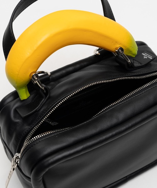 Maison MIHARA YASUHIRO（メゾンミハラヤスヒロ）の「"TOY" Banana Handle Square Leather Mini Bag（ショルダーバッグ・メンズ・ブラック・FREE）」の8枚目の写真