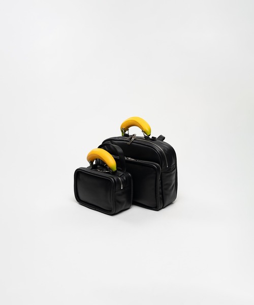 Maison MIHARA YASUHIRO（メゾンミハラヤスヒロ）の「"TOY" Banana Handle Square Leather Mini Bag（ショルダーバッグ・メンズ・ブラック・FREE）」の9枚目の写真