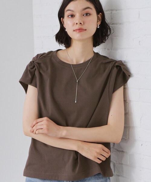 THE SHOP TK (ザ ショップ ティーケー )の「【ひんやり/汗じみ防止】ツイストアクセントトップス(Tシャツ/カットソー・レディース・オフホワイト/グリーン/ブラック/ダークブラウン・13/12)」の1枚目の写真