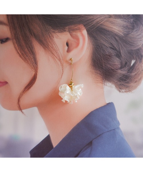 tone（トーン）の「【R】1025　揺れるパールフラワーピアス(MA)（ピアス（両耳用）・レディース・ホワイト・FREE）」の7枚目の写真