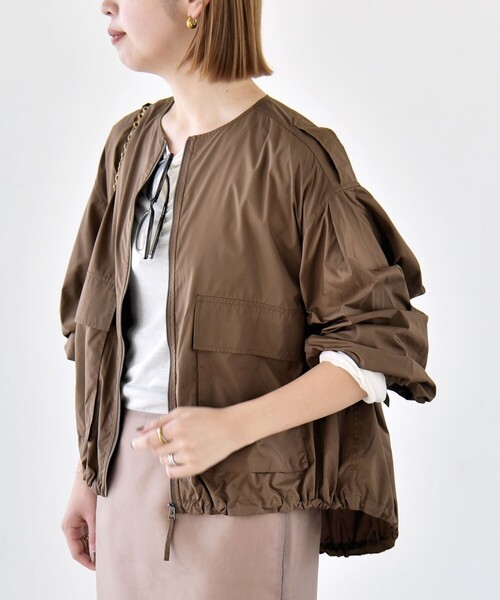 quaranciel（カランシエル）の「quaranciel:〈防水/防風/洗濯機可能〉LIMONTA EAST ノーカラー ドロスト ブルゾン（ブルゾン・レディース・ブラウン/ネイビー・ONE SIZE）」の15枚目の写真
