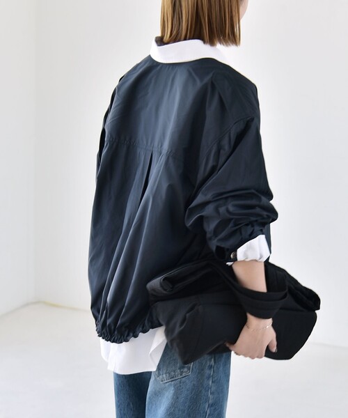 quaranciel（カランシエル）の「quaranciel:〈防水/防風/洗濯機可能〉LIMONTA EAST ノーカラー ドロスト ブルゾン（ブルゾン・レディース・ブラウン/ネイビー・ONE SIZE）」の3枚目の写真