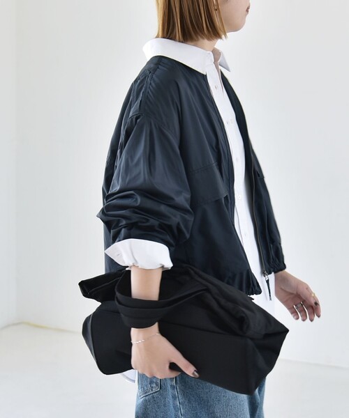 quaranciel（カランシエル）の「quaranciel:〈防水/防風/洗濯機可能〉LIMONTA EAST ノーカラー ドロスト ブルゾン（ブルゾン・レディース・ブラウン/ネイビー・ONE SIZE）」の4枚目の写真
