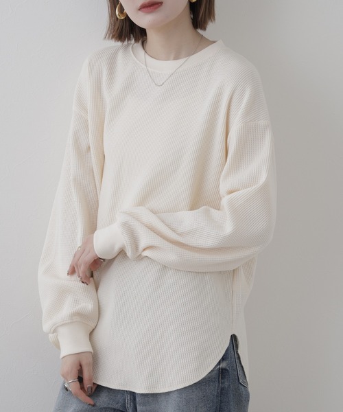 OMNES(オムネス)の「リラックスフィットワッフル裾ラウンドヘム長袖カットソー(Tシャツ/カットソー・レディース・ダークグレー/アイボリー・FREE)」の2枚目の写真