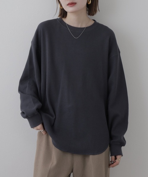 OMNES(オムネス)の「リラックスフィットワッフル裾ラウンドヘム長袖カットソー(Tシャツ/カットソー・レディース・ダークグレー/アイボリー・FREE)」の1枚目の写真