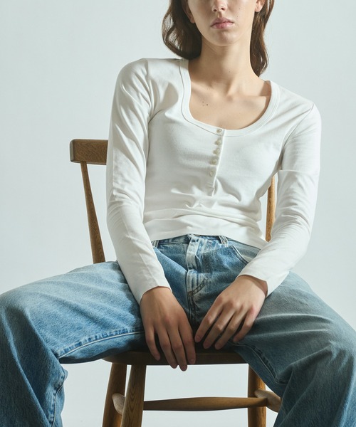 BIOTOP(ビオトープ)の「WOMEN【Hanes for BIOTOP】CLEAR CUT COTTON HENLEY NECK PULLOVER(Tシャツ/カットソー・レディース・ホワイト/ブラウン/ブラック・FREE)」の6枚目の写真