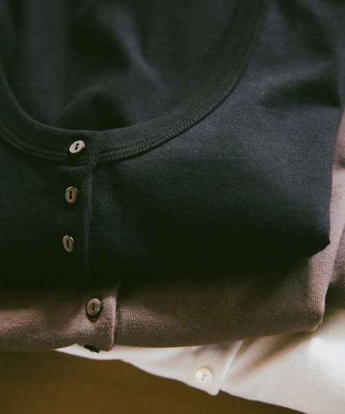 BIOTOP(ビオトープ)の「WOMEN【Hanes for BIOTOP】CLEAR CUT COTTON HENLEY NECK PULLOVER(Tシャツ/カットソー・レディース・ホワイト/ブラウン/ブラック・FREE)」の9枚目の写真