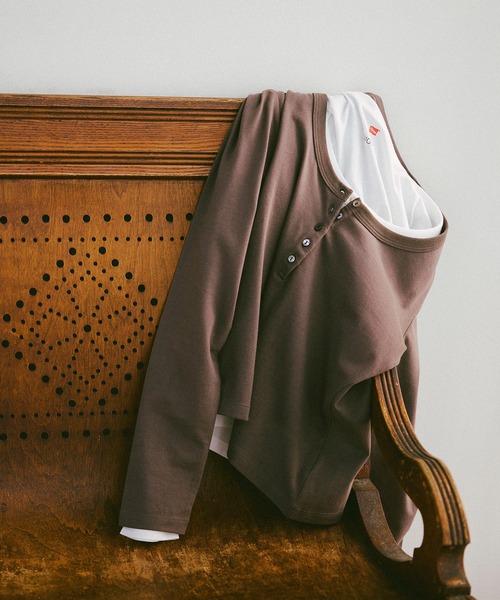 BIOTOP(ビオトープ)の「WOMEN【Hanes for BIOTOP】CLEAR CUT COTTON HENLEY NECK PULLOVER(Tシャツ/カットソー・レディース・ホワイト/ブラウン/ブラック・FREE)」の12枚目の写真