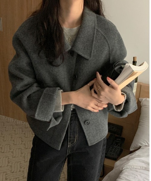 FLINEA(フリネア)の「レギュラーカラーシングルブレストメルトンショートコート(ステンカラーコート・レディース・グレー/チャコールグレー/ブラック/ベージュ・FREE)」の3枚目の写真