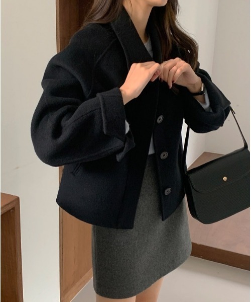 FLINEA(フリネア)の「レギュラーカラーシングルブレストメルトンショートコート(ステンカラーコート・レディース・グレー/チャコールグレー/ブラック/ベージュ・FREE)」の11枚目の写真