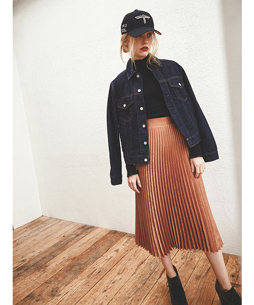 MOUSSY（マウジー）の「SHINY PLEATS SKIRT（スカート・レディース・キャメル/ボルドー/ブラック・2/1）」の3枚目の写真