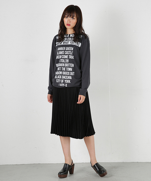 MOUSSY（マウジー）の「SHINY PLEATS SKIRT（スカート・レディース・キャメル/ボルドー/ブラック・2/1）」の2枚目の写真