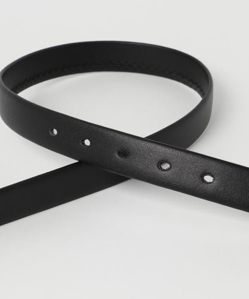 THE SUIT COMPANY(ザ・スーツカンパニー)の「艶消しスクエアバックル レザーベルト(ベルト・レディース・ブラック・FREE)」の3枚目の写真