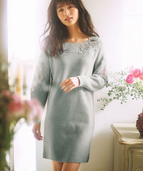 GeeRA(ジーラ)の「エンブロイダリーニットワンピース(ワンピース・レディース・ネイビー/杢グレー/ピンク・MEDIUM/LARGE/X-LARGE)」の2枚目の写真