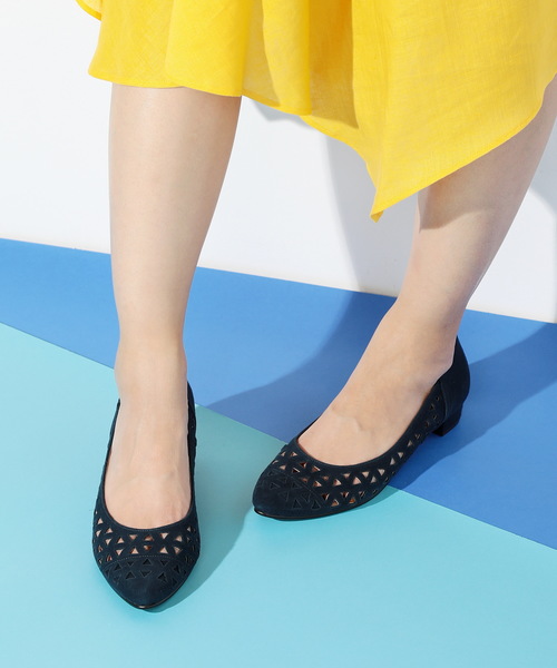 HIPS(ヒップス)の「レーザーカットローヒールパンプス(パンプス・レディース・ゴールド/ネイビー/グレイッシュベージュ/イエロー/ピンク・24.5cm/23.5cm/23cm/24cm/22.5cm)」の1枚目の写真