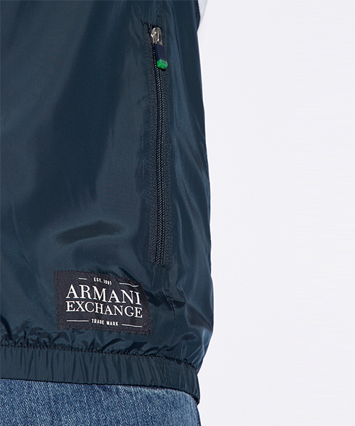 ARMANI EXCHANGE(アルマーニエクスチェンジ)の「【A|Xアルマーニ エクスチェンジ】デザイン切替 ジップアップフーディ(ナイロンジャケット・メンズ・ホワイト×ネイビー・SMALL/MEDIUM/LARGE/X-SMALL/X-LARGE)」の4枚目の写真