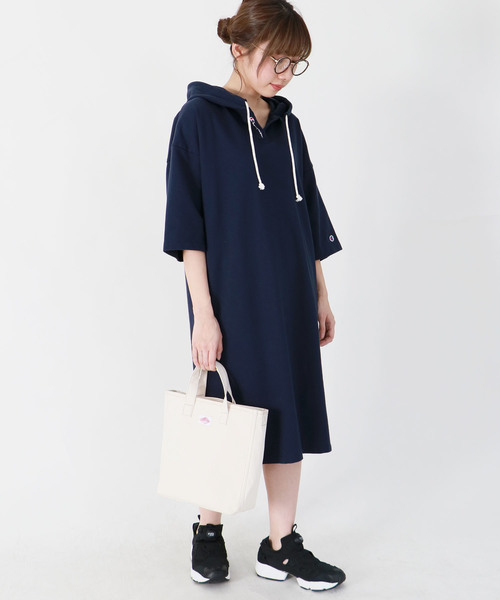 Champion（チャンピオン）の「【Champion】フードスウェットロングワンピース（ワンピース・レディース・ホワイト/ネイビー/グレー・M）」の3枚目の写真