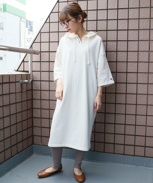 Champion（チャンピオン）の「【Champion】フードスウェットロングワンピース（ワンピース・レディース・ホワイト/ネイビー/グレー・M）」の2枚目の写真