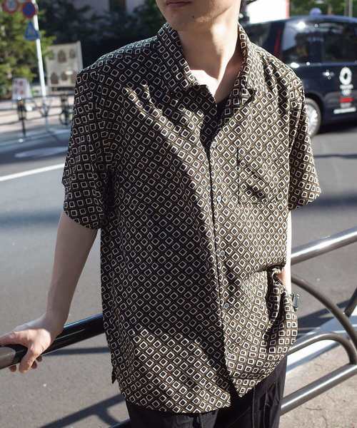 rovtski(ロフトスキー)の「【ビッグシルエット】総柄オーバーサイズシャツ半袖(シャツ/ブラウス・メンズ・ブラック系その他/グレー系その他/ベージュ系その他/ブラック系その他2/ブラック系その他3/テラコッタ・MEDIUM/LARGE)」の2枚目の写真