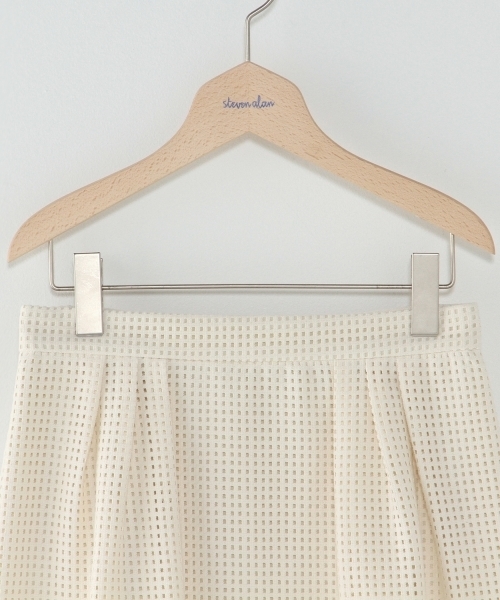 BEAUTY&YOUTH UNITED ARROWS（ビューティーアンドユースユナイテッドアローズ）の「＜steven alan＞MESH VOLUME SKIRT/ｽｶｰﾄ ◆（スカート・レディース・ネイビー/オフホワイト/ブラック/ホワイト・MEDIUM/SMALL）」の6枚目の写真