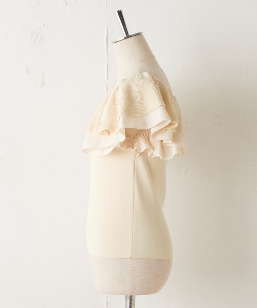 one after another NICE CLAUP(ワンアフターアナザーナイスクラップ)の「肩フリルニットトップス(ニット/セーター・レディース・ブラック/アイボリー/マスタード・FREE)」の7枚目の写真