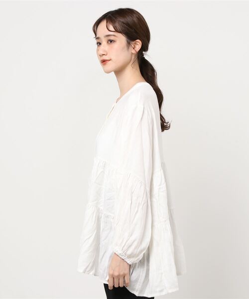 Libra Cue（リブラ キュー）の「リッチタッチティアードブラウス（シャツ/ブラウス・レディース・ホワイト/ブラック/ベージュ・FREE）」の4枚目の写真