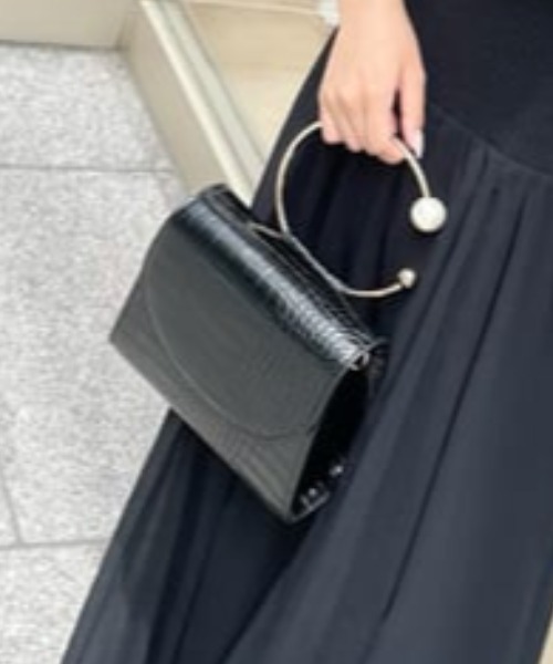 rienda(リエンダ)の「フェイクパールリングクロコライクショルダーバッグ(ショルダーバッグ・レディース・ブラック/ブラウン/ライトベージュ・FREE)」の2枚目の写真