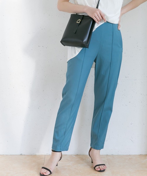 URBAN RESEARCH ROSSO WOMEN（アーバンリサーチ　ロッソ）の「ピンタックテーパードパンツ（その他パンツ・レディース・ブルー/カーキ/パープル・36/38）」の3枚目の写真