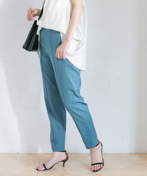 URBAN RESEARCH ROSSO WOMEN（アーバンリサーチ　ロッソ）の「ピンタックテーパードパンツ（その他パンツ・レディース・ブルー/カーキ/パープル・36/38）」の4枚目の写真