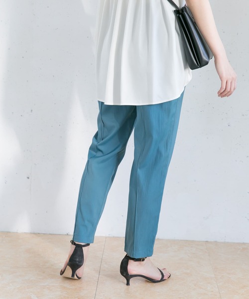 URBAN RESEARCH ROSSO WOMEN（アーバンリサーチ　ロッソ）の「ピンタックテーパードパンツ（その他パンツ・レディース・ブルー/カーキ/パープル・36/38）」の5枚目の写真