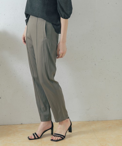 URBAN RESEARCH ROSSO WOMEN（アーバンリサーチ　ロッソ）の「ピンタックテーパードパンツ（その他パンツ・レディース・ブルー/カーキ/パープル・36/38）」の11枚目の写真