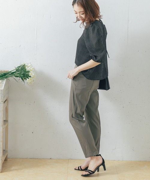 URBAN RESEARCH ROSSO WOMEN（アーバンリサーチ　ロッソ）の「ピンタックテーパードパンツ（その他パンツ・レディース・ブルー/カーキ/パープル・36/38）」の14枚目の写真