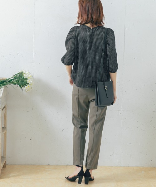 URBAN RESEARCH ROSSO WOMEN（アーバンリサーチ　ロッソ）の「ピンタックテーパードパンツ（その他パンツ・レディース・ブルー/カーキ/パープル・36/38）」の15枚目の写真