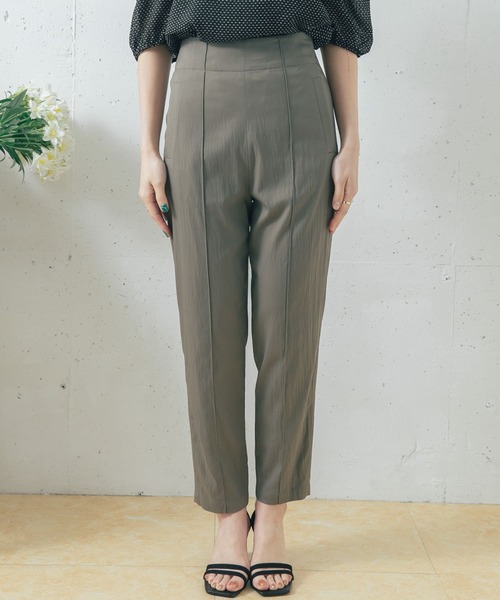 URBAN RESEARCH ROSSO WOMEN（アーバンリサーチ　ロッソ）の「ピンタックテーパードパンツ（その他パンツ・レディース・ブルー/カーキ/パープル・36/38）」の16枚目の写真