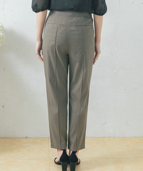 URBAN RESEARCH ROSSO WOMEN（アーバンリサーチ　ロッソ）の「ピンタックテーパードパンツ（その他パンツ・レディース・ブルー/カーキ/パープル・36/38）」の18枚目の写真