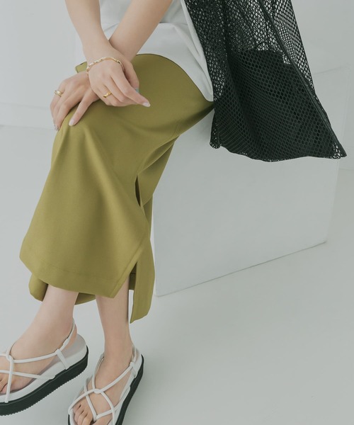 KBF（ケイビーエフ）の「KBF+　ポケットスリットロングスカート（スカート・レディース・ブラック/オリーブ/ベージュ系その他・ONE）」の3枚目の写真