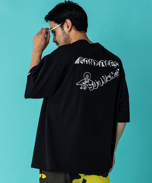 Mark Gonzales(マーク・ゴンザレス)の「Mark Gonzales(マーク ゴンザレス) グラフィックプリントハーフスリーブカットソー×5type(Tシャツ/カットソー・メンズ・ホワイト系1/ホワイト系2/ホワイト系3/ホワイト系4/ホワイト系5/ブラック系1/ブラック系2/ブラック系3/ブラック系4/ブラック系5・M/L/XL)」の1枚目の写真