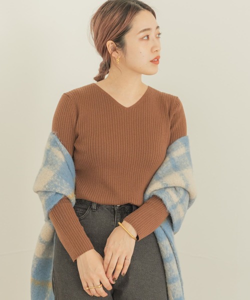 ITEMS URBANRESEARCH(アイテムズ アーバンリサーチ)の「ウォッシャブルVネックリブニット(ニット/セーター・レディース・オフホワイト/ブラック/マスタード/グレー/ブラウン・FREE)」の5枚目の写真