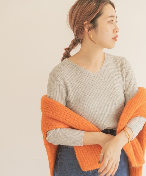 ITEMS URBANRESEARCH(アイテムズ アーバンリサーチ)の「ウォッシャブルVネックリブニット(ニット/セーター・レディース・オフホワイト/ブラック/マスタード/グレー/ブラウン・FREE)」の4枚目の写真