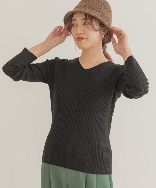 ITEMS URBANRESEARCH(アイテムズ アーバンリサーチ)の「ウォッシャブルVネックリブニット(ニット/セーター・レディース・オフホワイト/ブラック/マスタード/グレー/ブラウン・FREE)」の3枚目の写真