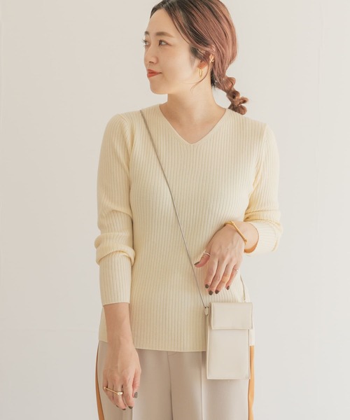 ITEMS URBANRESEARCH(アイテムズ アーバンリサーチ)の「ウォッシャブルVネックリブニット(ニット/セーター・レディース・オフホワイト/ブラック/マスタード/グレー/ブラウン・FREE)」の6枚目の写真