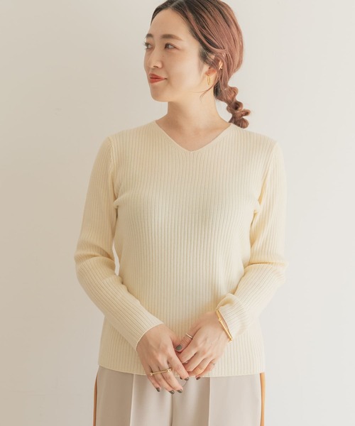 ITEMS URBANRESEARCH(アイテムズ アーバンリサーチ)の「ウォッシャブルVネックリブニット(ニット/セーター・レディース・オフホワイト/ブラック/マスタード/グレー/ブラウン・FREE)」の7枚目の写真