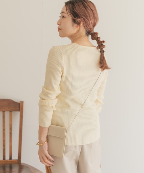 ITEMS URBANRESEARCH(アイテムズ アーバンリサーチ)の「ウォッシャブルVネックリブニット(ニット/セーター・レディース・オフホワイト/ブラック/マスタード/グレー/ブラウン・FREE)」の9枚目の写真