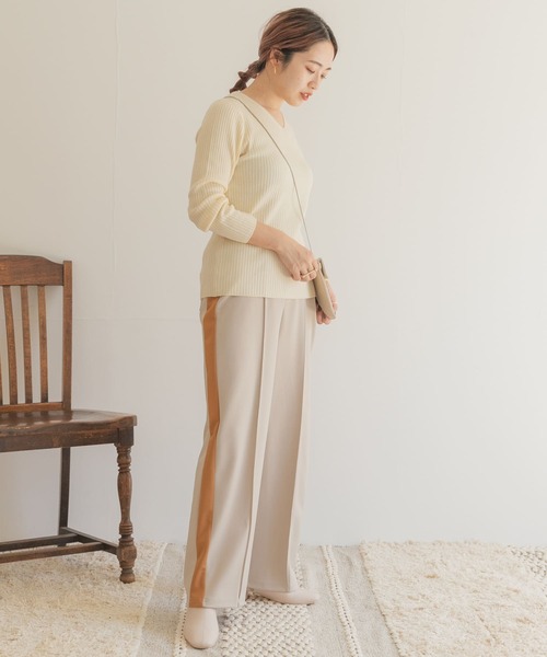 ITEMS URBANRESEARCH(アイテムズ アーバンリサーチ)の「ウォッシャブルVネックリブニット(ニット/セーター・レディース・オフホワイト/ブラック/マスタード/グレー/ブラウン・FREE)」の11枚目の写真